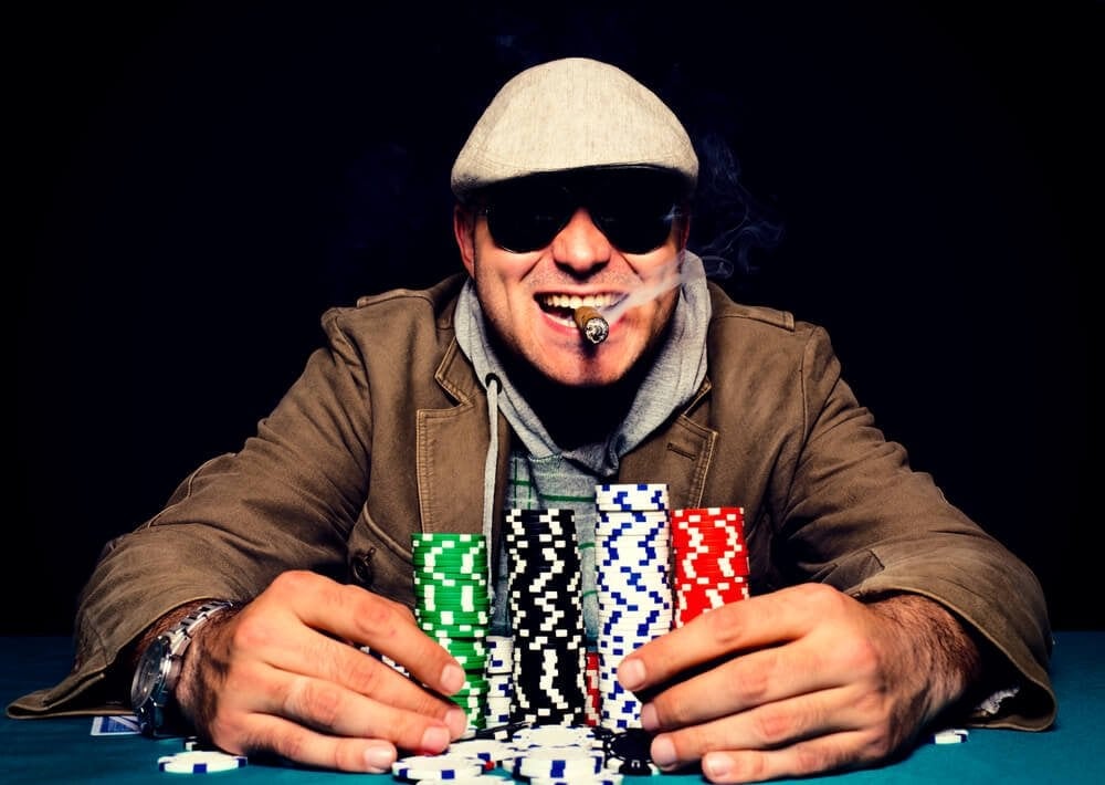 Poker Profi mit Gewinnchips 